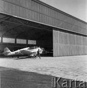 1960-1965, Katowice, woj. śląskie, Polska.
Wojskowa Stacja Pogotowia Ratunkowego. Przed wejściem do hangaru stoi samolot Aero Ae-145. 
Fot. Irena Jarosińska, zbiory Ośrodka KARTA
