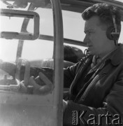 1960-1965, Katowice, woj. śląskie, Polska.
Wojskowa Stacja Pogotowia Ratunkowego. Pilot sanitarny w Zespole Lotnictwa Sanitarnego Edward Makula przed sterami samolotu Aero Ae-145. 
Fot. Irena Jarosińska, zbiory Ośrodka KARTA
