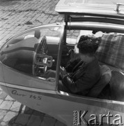1960-1965, Katowice, woj. śląskie, Polska.
Wojskowa Stacja Pogotowia Ratunkowego. Pilot sanitarny w Zespole Lotnictwa Sanitarnego Edward Makula siedzi przed sterami samolotu Aero Ae-145. 
Fot. Irena Jarosińska, zbiory Ośrodka KARTA
