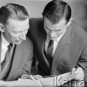 1963-1966, prawdopodobnie Gdańsk, Polska.
Lekkoatleta, sprinter i medalista olimpijski Wiesław Maniak (z prawej) podczas spotkania z Franciszkiem Zwolankowskim.
Fot. Irena Jarosińska, zbiory Ośrodka KARTA