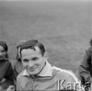 1963-1966, Gdańsk, Polska.
Lekkoatleta, sprinter i medalista olimpijski Wiesław Maniak podczas treningu z młodzieżą na stadionie.
Fot. Irena Jarosińska, zbiory Ośrodka KARTA