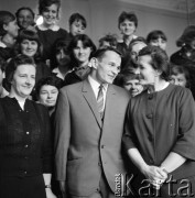 1963-1966, Szczecin, Polska.
Lekkoatleta, sprinter i medalista olimpijski Wiesław Maniak (w środkuj) podczas wizyty w Technikum Ekonomicznym, gdzie nauczycielką języka polskiego była jego matka Maria Maniak (1. z prawej).
Fot. Irena Jarosińska, zbiory Ośrodka KARTA