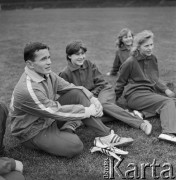 1963-1966, Gdańsk, Polska.
Grupa młodzieży podczas treningu na stadionie z lekkoatletą, sprinterem i medalistą olimpijskim Wacławem Maniakiem (1. z lewej).
Fot. Irena Jarosińska, zbiory Ośrodka KARTA