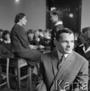 1963-1966, Szczecin, Polska.
Lekkoatleta, sprinter i medalista olimpijski Wiesław Maniak (na pierwszym planie) podczas odwiedzin w Technikum Ekonomicznym, gdzie nauczycielką języka polskiego była jego matka Maria Maniak (w głębi, siedzi na ławce).
Fot. Irena Jarosińska, zbiory Ośrodka KARTA
