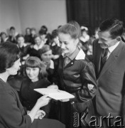 1963-1966, Szczecin, Polska.
Lekcja języka polskiego w Technikum Ekonomicznym. Nauczycielka Maria Maniak (z lewej) podczas rozmowy z uczennicą. W lekcji uczestniczy również syn nauczycielki Wiesław Maniak - lekkoatleta, sprinter i medalista olimpijski (z prawej).
Fot. Irena Jarosińska, zbiory Ośrodka KARTA