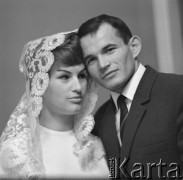 1963-1966, Polska.
Lekkoatleta, sprinter i medalista olimpijski Wiesław Maniak z żoną Krystyną Hedy, absolwentką Wydziału Rehabilitacji stołecznej Akademii Wychowania Fizycznego. 
Fot. Irena Jarosińska, zbiory Ośrodka KARTA