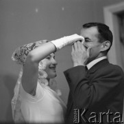 1963-1966, Polska.
Portret lekkoatlety, sprintera i medalisty olimpijskiego Wiesława Maniaka z żoną Krystyną Hedy, absolwentką Wydziału Rehabilitacji stołecznej Akademii Wychowania Fizycznego. 
Fot. Irena Jarosińska, zbiory Ośrodka KARTA