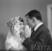 1963-1966, Polska.
Lekkoatleta, sprinter i medalista olimpijski Wiesław Maniak i żona Krystyna Hedy, absolwentka Wydziału Rehabilitacji stołecznej Akademii Wychowania Fizycznego. 
Fot. Irena Jarosińska, zbiory Ośrodka KARTA