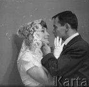 1963-1966, Polska.
Portret lekkoatlety, sprintera i medalisty olimpijskiego Wiesława Maniaka z żoną Krystyną Hedy, absolwentką Wydziału Rehabilitacji stołecznej Akademii Wychowania Fizycznego. 
Fot. Irena Jarosińska, zbiory Ośrodka KARTA