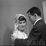 1963-1966, Polska.
Lekkoatleta, sprinter i medalista olimpijski Wiesław Maniak z żoną Krystyną Hedy, absolwentką Wydziału Rehabilitacji stołecznej Akademii Wychowania Fizycznego. 
Fot. Irena Jarosińska, zbiory Ośrodka KARTA