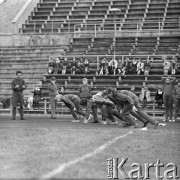 1963-1966, Gdańsk, Polska.
Lekkoatleta, sprinter i medalista olimpijski Wiesław Maniak (3. z prawej) trenuje biegi z młodzieżą na stadionie.
Fot. Irena Jarosińska, zbiory Ośrodka KARTA