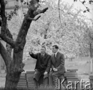 1963-1966, prawdopodobnie Gdańsk, Polska.
Lekkoatleta, sprinter i medalista olimpijski Wiesław Maniak (z prawej) podczas spotkania z Franciszkiem Zwolankowskim.
Fot. Irena Jarosińska, zbiory Ośrodka KARTA