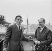 1963-1966, Gdańsk, Polska.
Lekkoatleta, sprinter i medalista olimpijski Wiesław Maniak (z lewej) podczas wizyty w porcie z inżynierem Makałą.
Fot. Irena Jarosińska, zbiory Ośrodka KARTA