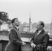 1963-1966, Gdańsk, Polska.
Lekkoatleta, sprinter i medalista olimpijski Wiesław Maniak (z lewej) podczas wizyty w porcie z inżynierem Makałą.
Fot. Irena Jarosińska, zbiory Ośrodka KARTA
