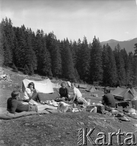 Lata 60., Polska.
Obóz taternicki w górach. Z lewej taternik Adam Szurek. 
Fot. Irena Jarosińska, zbiory Ośrodka KARTA