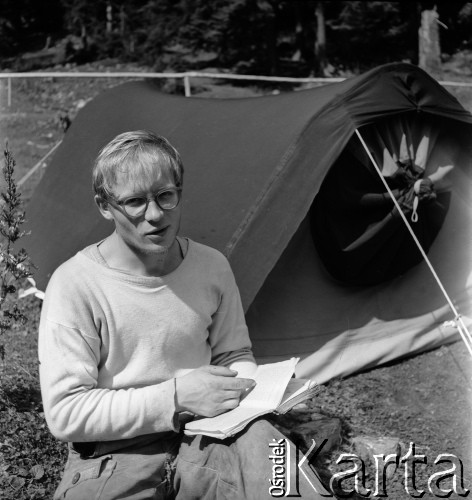 Lata 60., Polska.
Mężczyzna przed namiotem w obozie taternickim w górach. 
Fot. Irena Jarosińska, zbiory Ośrodka KARTA