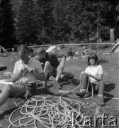 Lata 60., Polska.
Obóz taternicki. W środku siedzi taternik Adam Szurek.
Fot. Irena Jarosińska, zbiory Ośrodka KARTA