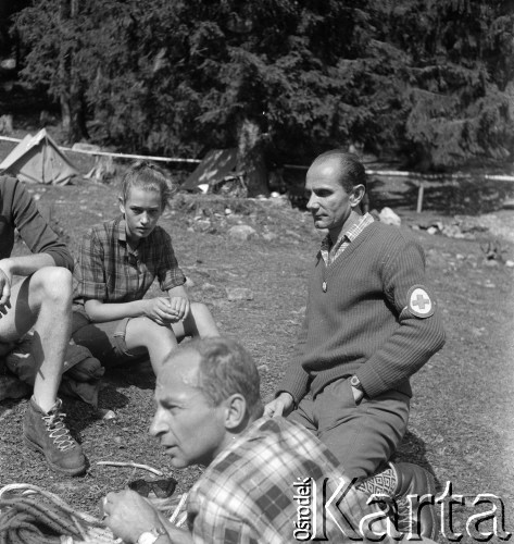 Lata 60., Polska.
Obóz taternicki w górach. 2. z prawej ratownik tatrzański i przewodnik Józef Uznański.
Fot. Irena Jarosińska, zbiory Ośrodka KARTA