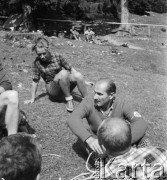 Lata 60., Polska.
Grupa taterników w obozie. 2. z prawej siedzi ratownik tatrzański i przewodnik Józef Uznański.
Fot. Irena Jarosińska, zbiory Ośrodka KARTA