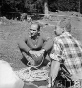 Lata 60., Polska.
Grupa taterników w obozie. 1. z lewej siedzi ratownik tatrzański i przewodnik Józef Uznański.
Fot. Irena Jarosińska, zbiory Ośrodka KARTA