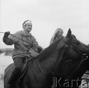 Lata 60., okolice Piotrkowa Trybunalskiego, Polska.
Uczestnicy obozu jeździeckiego nad jeziorem.
Fot. Irena Jarosińska, zbiory Ośrodka KARTA