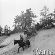 Lata 60., okolice Piotrkowa Trybunalskiego, Polska.
Obóz jeździecki. Kursanci podczas jazdy konnej.
Fot. Irena Jarosińska, zbiory Ośrodka KARTA