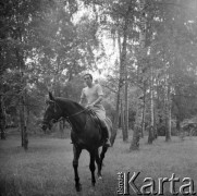 Lata 60., okolice Piotrkowa Trybunalskiego, Polska.
Obóz jeździecki. Mężczyzna podczas przejażdżki konnej.
Fot. Irena Jarosińska, zbiory Ośrodka KARTA