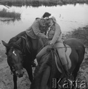 Lata 60., okolice Piotrkowa Trybunalskiego, Polska.
Uczestnicy obozu jeździeckiego nad Jeziorem Bugaj.
Fot. Irena Jarosińska, zbiory Ośrodka KARTA