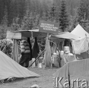 4.-5.06.1964, Tatry, Polska.
Wycieczka w góry angielskiego alpinisty Sir Johna Hunta, kierownika zdobywczej wyprawy na Mount Everest w 1953 r. Na zdjęciu obozowisko taternickie na terenie Tatrzańskiego Parku Narodowego.  
Fot. Irena Jarosińska, zbiory Ośrodka KARTA
