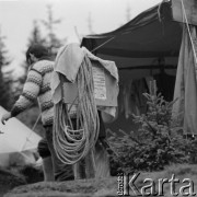 4.-5.06.1964, Tatry, Polska.
Wycieczka w góry angielskiego alpinisty Sir Johna Hunta, kierownika zdobywczej wyprawy na Mount Everest w 1953 r. Na zdjęciu obozowisko taternickie na terenie Tatrzańskiego Parku Narodowego.
Fot. Irena Jarosińska, zbiory Ośrodka KARTA
