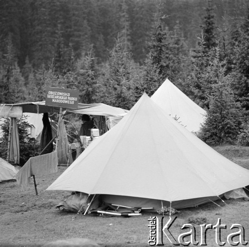 4.-5.06.1964, Tatry, Polska.
Wycieczka w góry angielskiego alpinisty Sir Johna Hunta, kierownika zdobywczej wyprawy na Mount Everest w 1953 r. Na zdjęciu obozowisko taternickie na terenie Tatrzańskiego Parku Narodowego.  
Fot. Irena Jarosińska, zbiory Ośrodka KARTA
