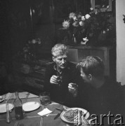 4.-5.06.1964, Tatry, Polska.
Angielski alpinista i kierownik zdobywczej wyprawy na Mount Everest w 1953 r. sir John Hunt (z lewej) w schronisku górskim.
Fot. Irena Jarosińska, zbiory Ośrodka KARTA

