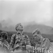 4.-5.06.1964, Tatry, Polska.
Angielski alpinista i kierownik zdobywczej wyprawy na Mount Everest w 1953 r. sir John Hunt (w środku) podczas wycieczki w góry.
Fot. Irena Jarosińska, zbiory Ośrodka KARTA
