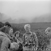 4.-5.06.1964, Tatry, Polska.
Wycieczka w góry angielskiego alpinisty Sir Johna Hunta (2. z prawej), kierownika zdobywczej wyprawy na Mount Everest w 1953 r.
Fot. Irena Jarosińska, zbiory Ośrodka KARTA
