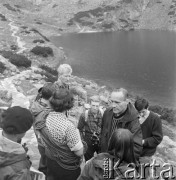 4.-5.06.1964, Tatry, Polska.
Angielski alpinista i kierownik zdobywczej wyprawy na Mount Everest w 1953 r. sir John Hunt (4. z lewej) z grupą polskich taterników nad Morskim Okiem. 2. z prawej opiekun wyprawy Jan Józef Szczepański z Klubu Wysokogórskiego.
Fot. Irena Jarosińska, zbiory Ośrodka KARTA
