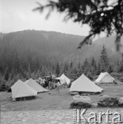 4.-5.06.1964, Tatry, Polska.
Obozowisko taternickie w Tatrzańskim Parku Narodowym. Na zdjęciu grupa taterników towarzysząca w zwiedzaniu gór angielskiemu alpiniście sir Johnowi Hunt, kierownikowi zdobywczej wyprawy na Mount Everest w 1953 r. 
Fot. Irena Jarosińska, zbiory Ośrodka KARTA
