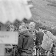 4.-5.06.1964, Tatry, Polska.
Angielski alpinista i kierownik zdobywczej wyprawy na Mount Everest w 1953 r. sir John Hunt (2. z prawej) podczas wyprawy w góry. 2. z lewej stoi tyłem Jan Józef Szczepański z Klubu Wysokogórskiego.
Fot. Irena Jarosińska, zbiory Ośrodka KARTA
