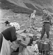 4.-5.06.1964, Tatry, Polska.
Angielski alpinista i kierownik zdobywczej wyprawy na Mount Everest w 1953 r. sir John Hunt (2. z prawej) podczas wyprawy w góry. Na pierwszym planie kobieta sprzedająca napój turystom na szlaku.
Fot. Irena Jarosińska, zbiory Ośrodka KARTA
