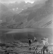 4.-5.06.1964, Tatry, Polska.
Angielski alpinista i kierownik zdobywczej wyprawy na Mount Everest w 1953 r. sir John Hunt (2. z lewej) z grupą polskich taterników nad Morskim Okiem.
Fot. Irena Jarosińska, zbiory Ośrodka KARTA

