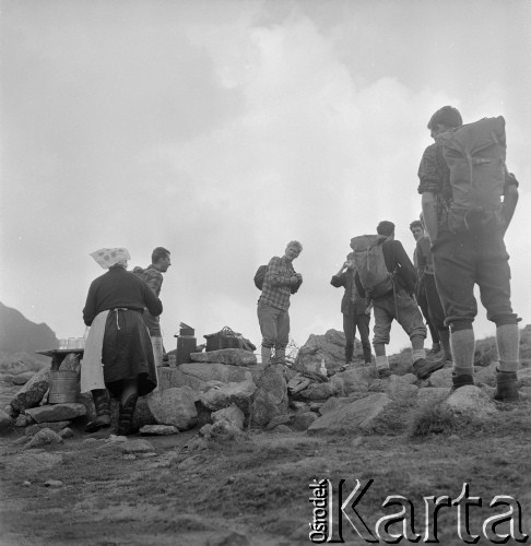 4.-5.06.1964, Tatry, Polska.
Wycieczka w góry sir Johna Hunta (3. z lewej), angielskiego alpinisty i kierownika zdobywczej wyprawy na Mount Everest w 1953 r.
Fot. Irena Jarosińska, zbiory Ośrodka KARTA
