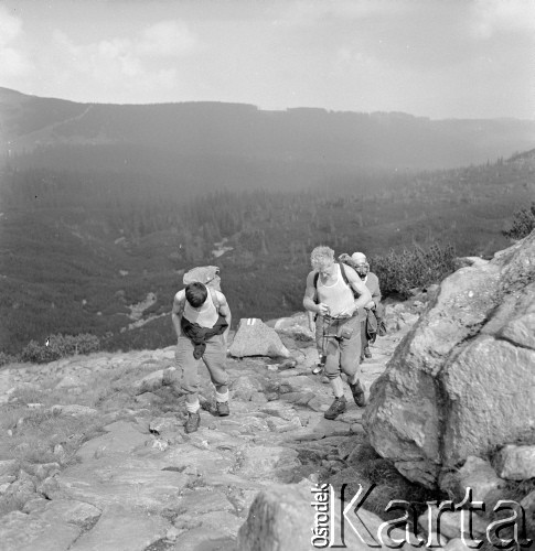4.-5.06.1964, Tatry, Polska.
Angielski alpinista i kierownik zdobywczej wyprawy na Mount Everest w 1953 r. sir John Hunt (2. z lewej) z grupą polskich taterników podczas wspinaczki po górach.
Fot. Irena Jarosińska, zbiory Ośrodka KARTA

