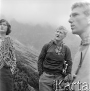 4.-5.06.1964, Tatry, Polska.
Wycieczka w góry. W środku stoi angielski alpinista sir John Hunt, kierownik zdobywczej wyprawy na Mount Everest w 1953 r.
Fot. Irena Jarosińska, zbiory Ośrodka KARTA
