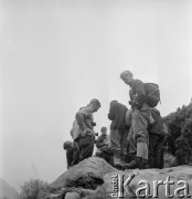 4.-5.06.1964, Tatry, Polska.
Angielski alpinista i kierownik zdobywczej wyprawy na Mount Everest w 1953 r. sir John Hunt (1. z prawej) z grupą polskich taterników w górach.
Fot. Irena Jarosińska, zbiory Ośrodka KARTA
