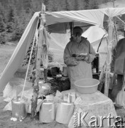 4.-5.06.1964, Tatry, Polska.
Obozowisko taternickie w górach. Na zdjęciu kobieta z grupy taterników towarzysząca w wyprawie w góry angielskiemu alpiniście sir Johnowi Hunt, kierownikowi zdobywczej wyprawy na Mount Everest w 1953 r. 
Fot. Irena Jarosińska, zbiory Ośrodka KARTA
