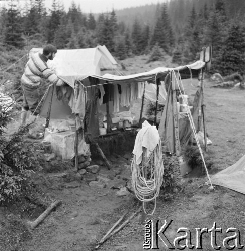 4.-5.06.1964, Tatry, Polska.
Obozowisko taternickie w górach. Namiot należący do taternika biorącego udział w wyprawie w góry z angielskim alpinistą sir Johnem Huntem, kierownikiem zdobywczej wyprawy na Mount Everest w 1953 r. 
Fot. Irena Jarosińska, zbiory Ośrodka KARTA
