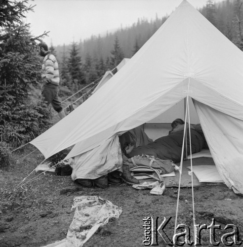 4.-5.06.1964, Tatry, Polska.
Obozowisko grupy taterników towarzyszących w wyprawie górskiej angielskiemu alpiniście sir Johowi Hunt, kierownikowi zdobywczej wyprawy na Mount Everest w 1953 r. 
Fot. Irena Jarosińska, zbiory Ośrodka KARTA
