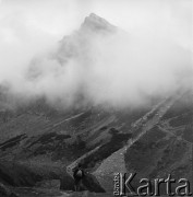 4.-5.06.1964, Tatry, Polska.
Stanisław Pieniążek, partner I. Jarosińskiej nad górskim jeziorem. Zdjęcie wykonano podczas wyprawy angielskiego alpinisty sir Johna Hunta, kierownika zdobywczej wyprawy na Mount Everest w 1953 r. 
Fot. Irena Jarosińska, zbiory Ośrodka KARTA
