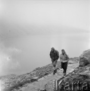 4.-5.06.1964, Tatry, Polska.
Angielski alpinista i kierownik zdobywczej wyprawy na Mount Everest w 1953 r. sir John Hunt (z lewej) podczas wyprawy w góry.
Fot. Irena Jarosińska, zbiory Ośrodka KARTA
