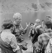 4.-5.06.1964, Tatry, Polska.
Wycieczka w góry. 2. z lewej stoi angielski alpinista sir John Hunt, kierownik zdobywczej wyprawy na Mount Everest w 1953 r.
Fot. Irena Jarosińska, zbiory Ośrodka KARTA
