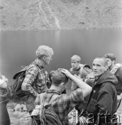 4.-5.06.1964, Tatry, Polska.
Angielski alpinista i kierownik zdobywczej wyprawy na Mount Everest w 1953 r. sir John Hunt (1. z lewej, stoi bokiem) z grupą polskich taterników podczas wyprawy w góry. 1. z prawej Jan Józef Szczepański z Klubu Wysokogórskiego.
Fot. Irena Jarosińska, zbiory Ośrodka KARTA
